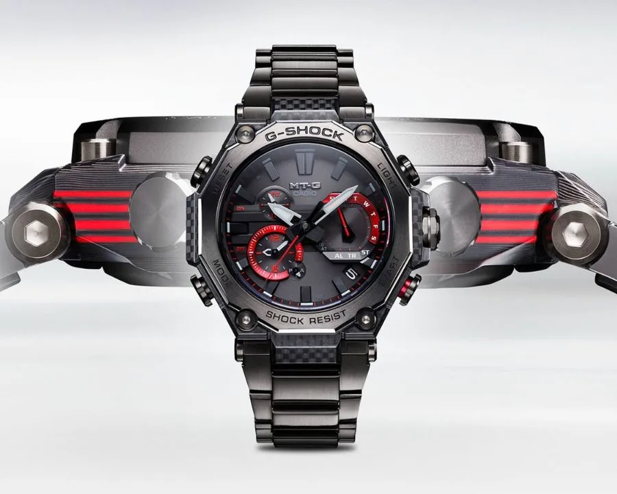 Tấm carbon và sợi thủy tinh xếp lớp và gia công tạo thành khung vành bezel ở hai bên đồng hồ